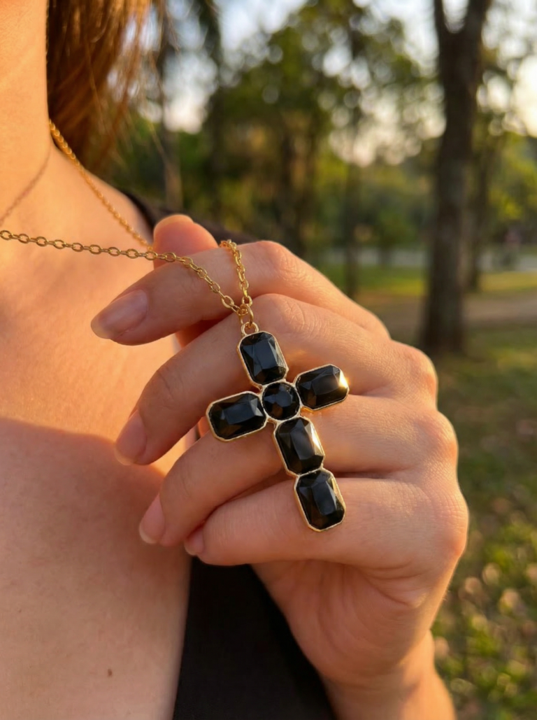 collier-croix-cristal-insta-9-20260211-1544-1080x1440